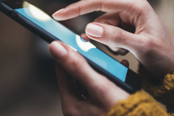 texting-on-smartphone